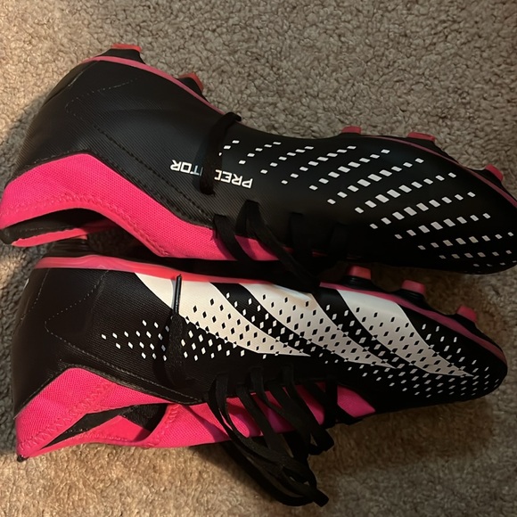 Addidas Pink and black Predator Soccer cleats - Picture 3 of 4